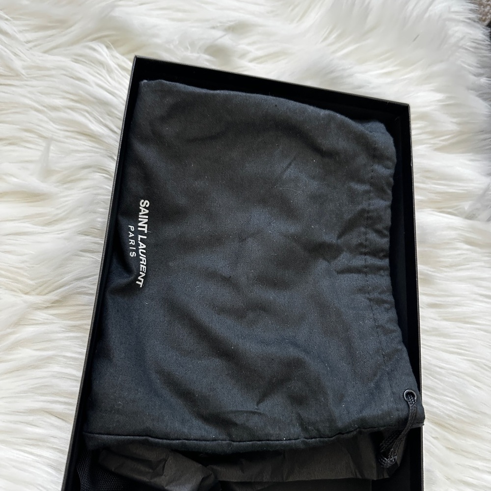 Saint Laurent Grain de Poudre Envelope Wallet on Chain - Picture 13 of 15